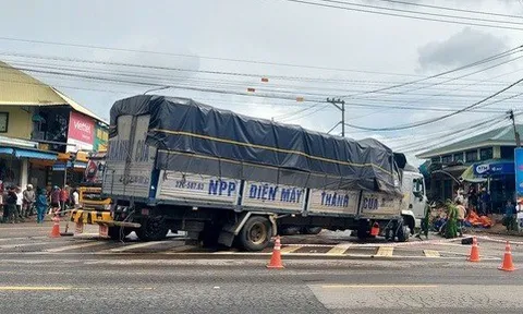 Vụ xe tải lao vào chợ làm 3 người tử vong: Thủ tướng chỉ đạo Chủ tịch 2 tỉnh vào cuộc
