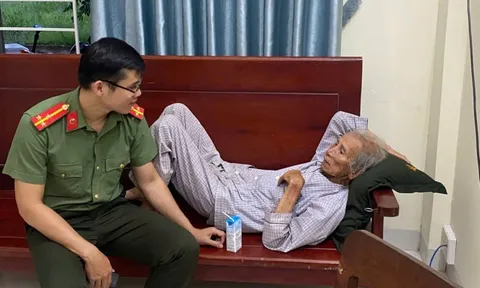 Cụ ông 94 tuổi, đạp xe dừng trước trụ sở công an nhưng không biết mình đến đây làm gì!
