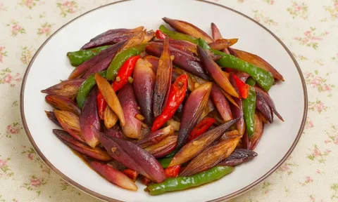 Ăn một miếng đã nghiện: Món rau màu tím hơn cả thuốc bổ, dân sành ăn thề "không ăn là tiếc cả đời"!