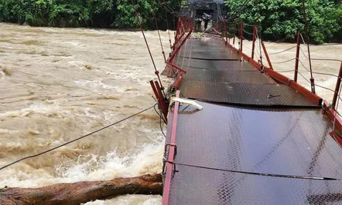 Căn nhà hai tầng đổ sập trong tích tắc vì lũ dữ ở Tuyên Quang: Hoàn cảnh đáng thương của gia đình