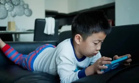 Bé trai 5 tuổi bị cận thị gần 1000 độ, bác sĩ nói thẳng: Chính thói quen này đã huỷ hoại vô số trẻ em!