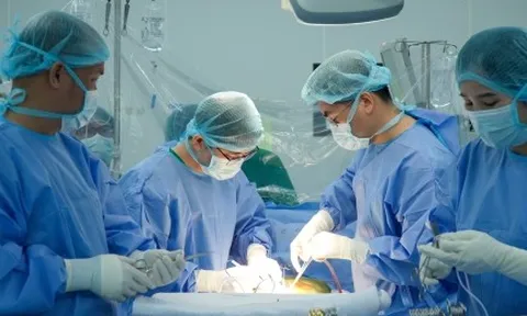 Anh ruột hiến gan cứu em trai 'từ cõi chết'