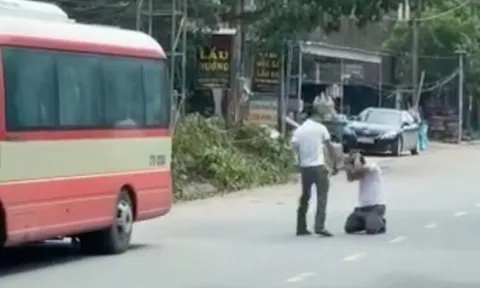 Tạm giữ đối tượng ép tài xế xe buýt quỳ giữa đường