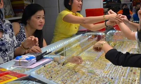 Giá vàng hôm nay, 3-10: Ồ ạt bán tháo