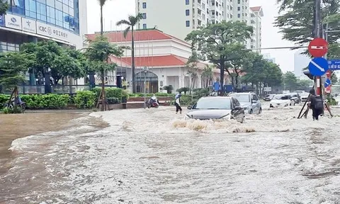 Sau mưa lớn, nhiều tuyến phố ở Hà Nội lại chìm trong nước
