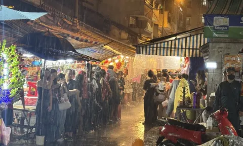 Ngay lúc này: Phố lồng đèn Lương Nhữ Học chật kín, trời bất ngờ đổ mưa vẫn vô cùng náo nhiệt