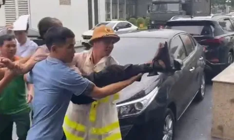 Bệnh nhân gãy chân được CSGT hỗ trợ đưa qua điểm ngập đến bệnh viện cấp cứu