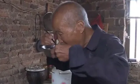 Cha già 92 tuổi cô độc trong căn nhà sắp đổ, 5 con trai ở biệt thự bao quanh, bị chỉ trích chỉ nói: "Không phải việc của tôi"