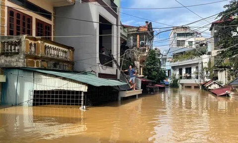 Lũ lịch sử 60 năm ở Thái Nguyên, dân bắc thang lên tầng 2 chạy lụt