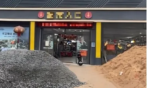 Thấy siêu thị đông khách, chủ mặt bằng tăng giá tiền thuê từ 629 triệu lên 1,6 tỷ đồng/năm, bị từ chối thì đổ đá, cát chặn trước cửa: “Không đồng ý tôi lại đổ thêm”