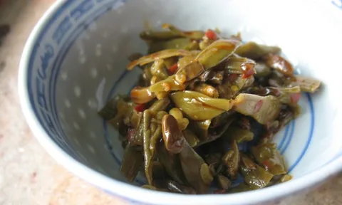 Loại rau dài nhất Việt Nam, vừa bổ xương vừa ngừa ung thư, ở quê mọc um tùm như cỏ