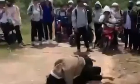 Hai nữ sinh đánh nhau, bạn học reo hò cổ vũ