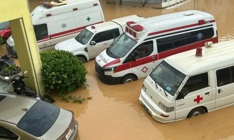 Cô lập giữa biển nước, bệnh viện ở Lạng Sơn 'cầm cự' từng giờ