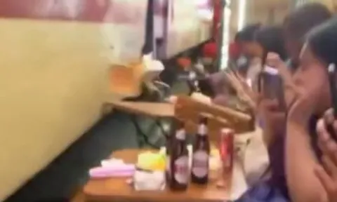 Công an xác minh clip tàu hỏa húc văng bàn ghế ở phố cà phê đường tàu Hà Nội