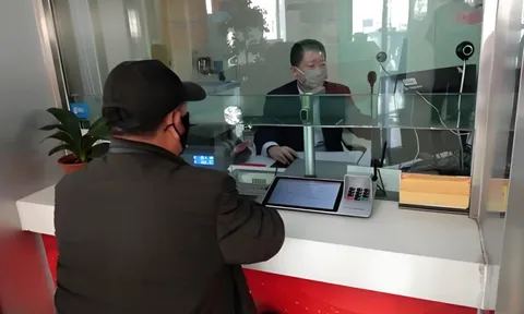 Người đàn ông mang hết 18,5 tỷ đồng tiền đền bù đất đi mua bảo hiểm, 5 năm sau đến rút thì được thông báo: “Đến lúc ông 100 tuổi hãy quay lại”