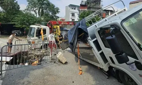 Xe tải và xe cứu hộ cùng sụt “hố tử thần” ở Hà Nội