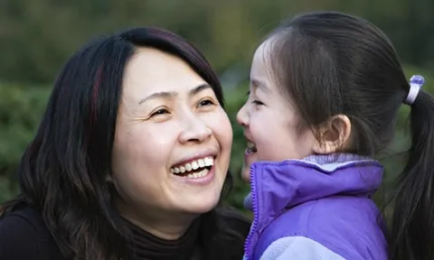 Con gái ngã rách đầu gối, bà hàng xóm đi qua nói 1 câu mà tôi điếng người: Bao năm nay, mình nuôi dạy con sai lầm rồi!