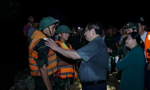 Nước lũ tràn nền đường sắt, người dân phải sơ tán, Thủ tướng trong đêm đến hiện trường