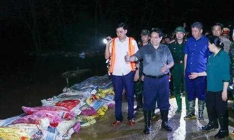 Thủ tướng kiểm tra, chỉ đạo ứng phó mưa lũ tại vùng ven sông Hà Nội trong đêm