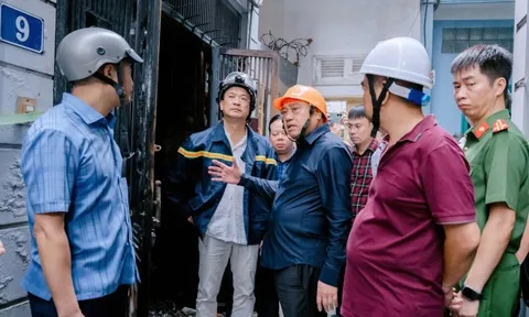 Chủ tịch UBND TP Trần Sỹ Thanh tới hiện trường chỉ đạo khắc phục hậu quả vụ cháy 5 người tử vong
