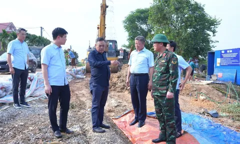 Chủ tịch UBND TP Hà Nội Trần Sỹ Thanh thị sát vùng ngập do lũ