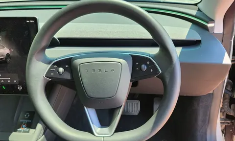 Tesla loại bỏ cần gạt xi-nhan, rồi bán cho khách giá 595 USD