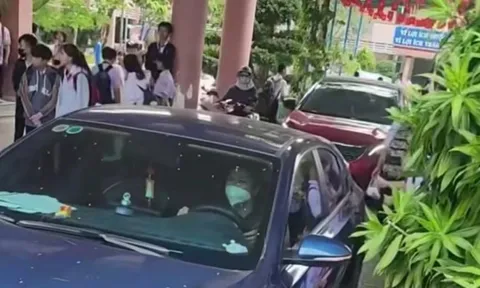 Phụ huynh bức xúc khi nhiều ô tô chạy trong sân trường lách giữa 'rừng' học sinh