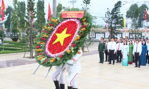 Đại biểu Đại hội Đảng bộ TPHCM lần I dâng hương, tưởng nhớ các anh hùng liệt sĩ