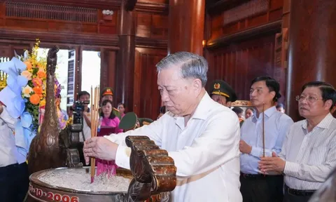 Tổng Bí thư Tô Lâm dâng hương tưởng nhớ Chủ tịch Hồ Chí Minh