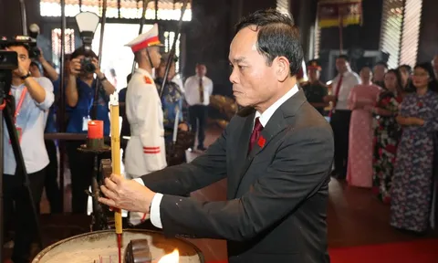 Đoàn đại biểu Đại hội Đảng bộ TP HCM dâng hương Đền thờ Đức Lễ Thành hầu Nguyễn Hữu Cảnh