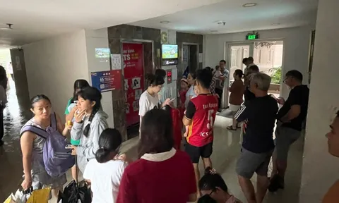Cháy tầng 15 chung cư ở TP HCM lúc trời đang mưa