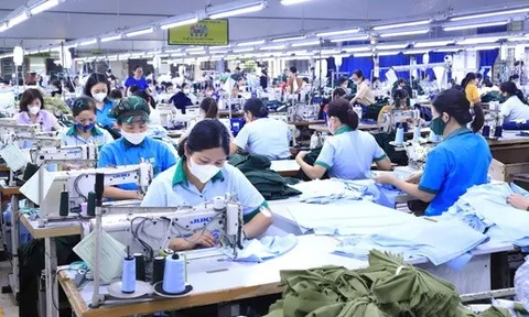 Gấp rút may hàng chục nghìn bộ quần áo gửi đến đồng bào vùng lũ