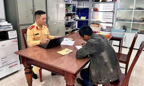 Thót tim cảnh xe tải chở ống cống bê tông không ràng buộc, bon bon trên Quốc lộ 1