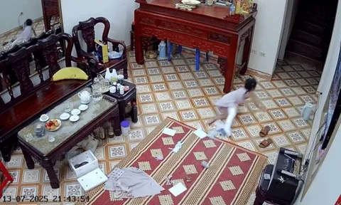 Món quà từ biển khiến bé gái chân bó bột hóa vận động viên