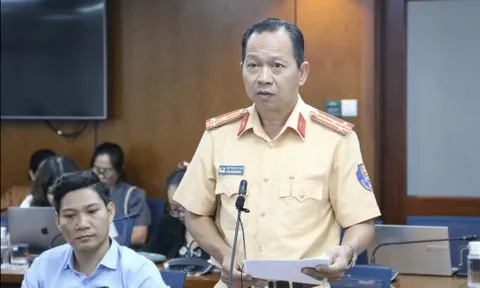 Sẽ xử phạt mạnh tay hành vi xe máy đi vào làn ô tô
