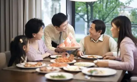 Họp gia đình được hỏi tiền tiết kiệm, tài khoản 3 tỷ nhưng tôi trả lời 300 triệu đồng: Lúc sau nghe 1 cuộc gọi cả đời không thể quên