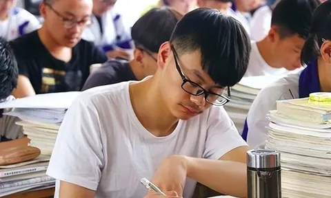 Nam sinh chỉ thiếu 2 điểm là đỗ đại học top 1 cả nước, mẹ yêu cầu phúc khảo, 11 chữ con ghi trên bài thi khiến bà điếng người