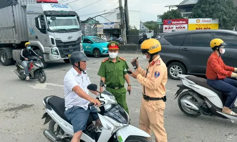 CSGT TP HCM kiểm tra nồng độ cồn, nhiều người say xỉn phân trần "uống rất ít"