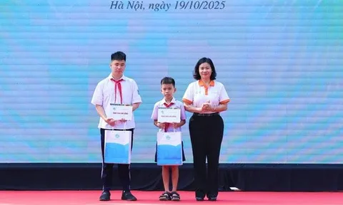 Báo Phụ nữ Việt Nam trao học bổng cho trẻ mồ côi, có hoàn cảnh đặc biệt tại Hà Nội