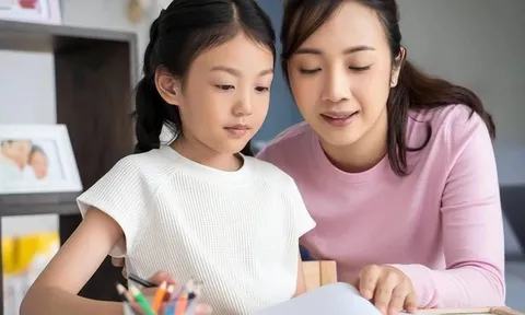 Nhà nghiên cứu Harvard tiết lộ: 4 LỜI KHEN nhưng khiến con gái thiếu tự tin