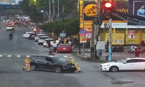 VIDEO: Thiếu tá CSGT bị ô tô tông, bám nắp ca-pô