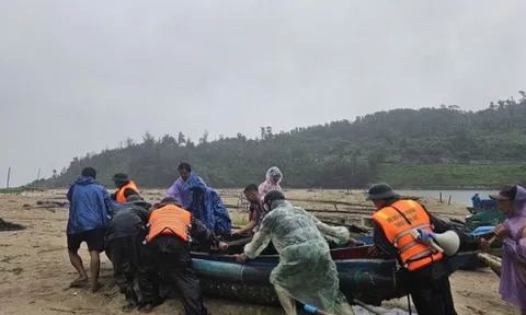 TP Huế kêu gọi tàu thuyền vào bờ tránh trú bão số 12 trước 19 giờ tối 20/10