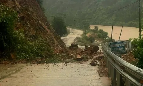 Chủ tịch Quảng Ngãi lưu ý nhiều khu dân cư nguy cơ sạt lở do ảnh hưởng bão số 12