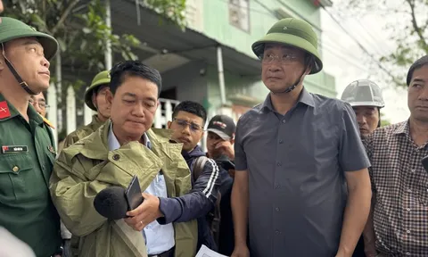 Bí thư Thành ủy Đà Nẵng Lê Ngọc Quang thị sát "rốn lũ" Mẹ Suốt