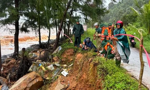 TP Huế: Biển Thuận An triều cường tràn bờ, đường bờ biển ở xã Phú Lộc sạt lở  