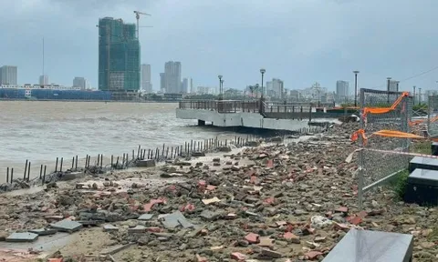 Cận cảnh cửa sông Hàn, bờ biển Đà Nẵng bị sóng biển đánh tan nát 