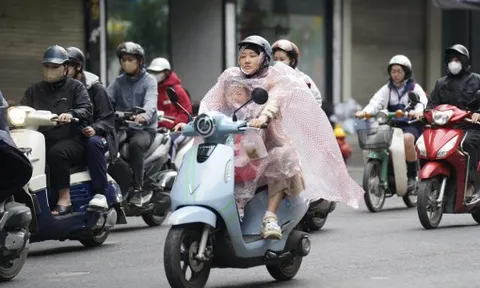 Nhiệt độ Hà Nội giảm sâu, người dân vất vả đi làm trong mưa rét