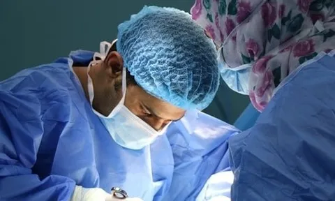 Bác sĩ bỏ quên băng gạc trong bụng, người phụ nữ tử vong sau sinh con