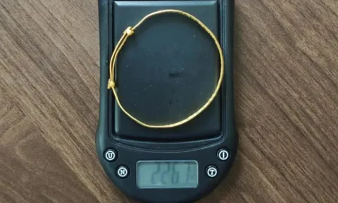 Rửa vòng vàng cho sạch, cân lên "bỗng" nhẹ đi 5,33g: Lộ tẩy chiêu thức tinh vi cướp vàng trắng trợn ngay trước mặt nạn nhân