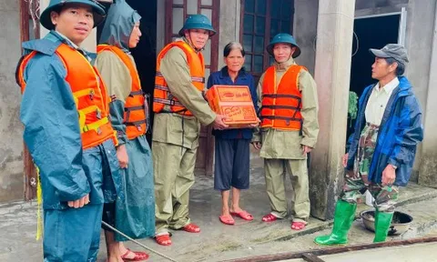 Cán bộ phường Hóa Châu vượt lũ, đưa hàng cứu trợ đến người dân đã 4 ngày ngập lụt  